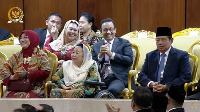 Anies Baswedan bersama Yenny Wahid mendapat tepuk tangan hadirin