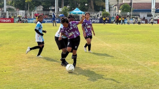 Siswi sedang berebut bola di turnamen MilkLife Soccer Challenge di Lapangan Kota Barat, Solo