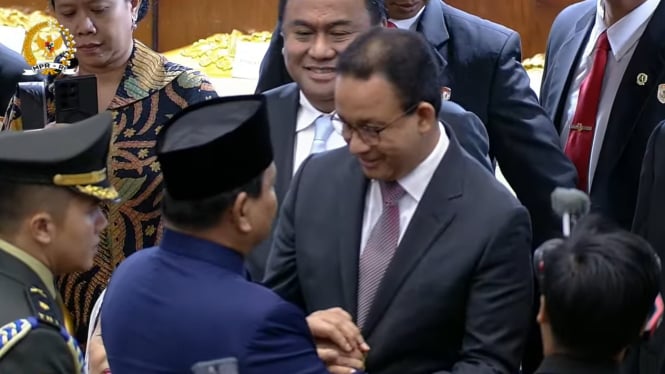 Momen Presiden RI Prabowo Subianto menggenggam erat tangan Anies usai dilantik (sumber: YouTube MPR)