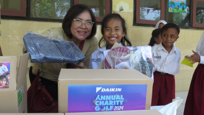 Aksi pengumpulan donasi School of Happiness beri dukungan perlengkapan sekolah.