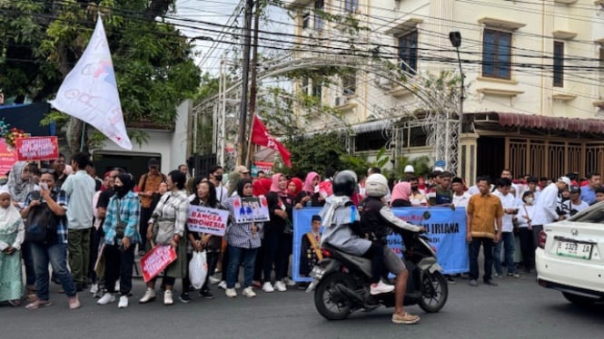 Warga padati jalan menuju kediaman pribadi Jokowi di Solo