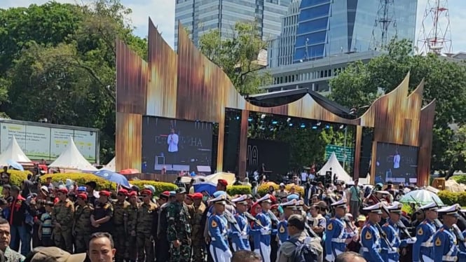 Sambil Nikmati Konser Dewa, Masyarakat Nobar Pelantikan Presiden-wakil presiden.