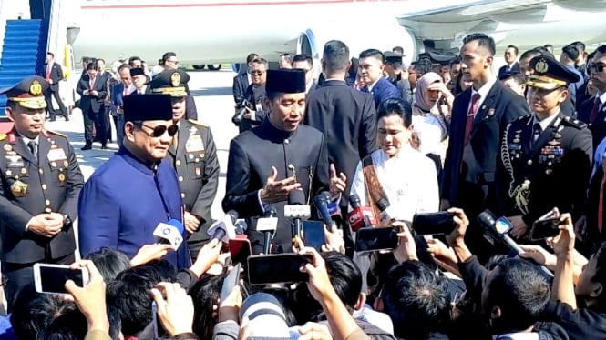 Jokowi didampingi Iriana Jokowi dan Presiden Prabowo Subianto, saat memberikan keterangan pers di Lanud Halim Perdanakusuma, Jakarta Timur, Minggu, 20 Oktober 2024