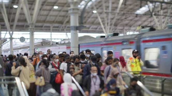 PT KAI Commuter melaporkan lonjakan penumpang ini, yang mencerminkan tingginya antusiasme masyarakat untuk turut serta dalam pesta rakyat yang digelar di kawasan Sudirman, Jakarta.