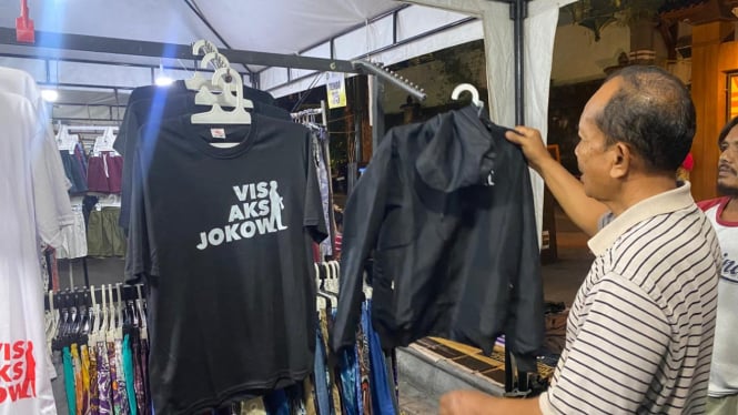 Pedagang Jual Merchandise Jelang Kepulangan Jokowi (Doc: Istimewa)