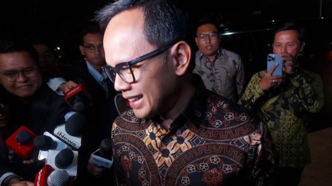 Politikus PAN Bima Arya saat menyampaikan keterangan kepada awak media di kompleks Istana Kepresidenan, Jakarta, Minggu malam, 20 Oktobe 2024.