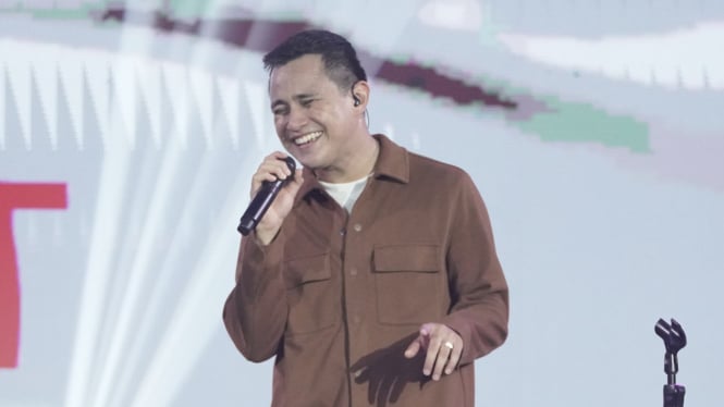 Ilham Aditama, Vokalis Grup Musik HIVI!