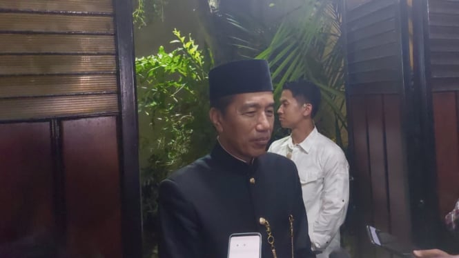 Presiden ke-7 RI Jokowi usai tiba di rumah pribadinya di Solo