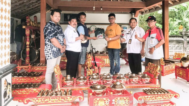 Pendiri Pengrajin Gamelan Berkah Bopo Lilik Dwi Fajar Riyanto (kaos oranye) saat serah terima gamelan yang dibeli oleh  customernya.