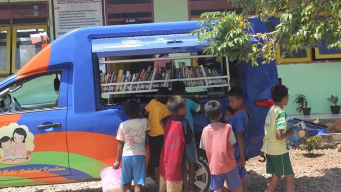 Eko mengelola Pustaka Anak Bangsa, sebuah inisiatif sederhana namun penuh makna. Foto : Satu Indonesia