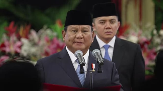 Der indonesische Präsident Prabowo Subianto und Kabinettssekretär Major Teddy Indra Wijaya (rechts).