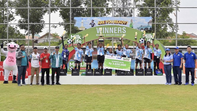  SDN Tempel Solo menjadi juara KU 12 MilkLife Soccer Challenge - Solo Seri 2 2024 di Lapangan Kota barat, Minggu (20/10).