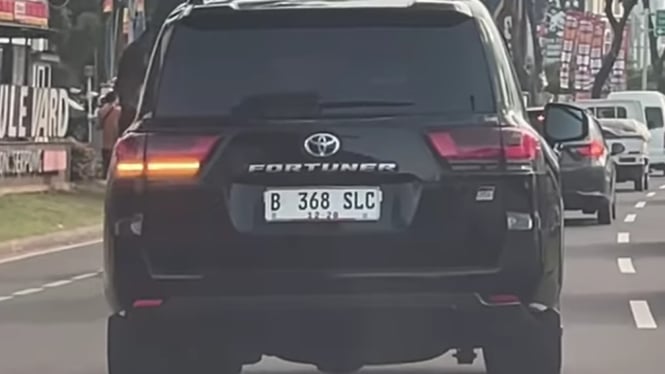 Toyota Land Cruiser 300 berlogo Fortuner