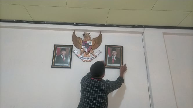 Foto Prabowo-Gibran dipasang di kantor pemerintahan di Manggarai, NTT