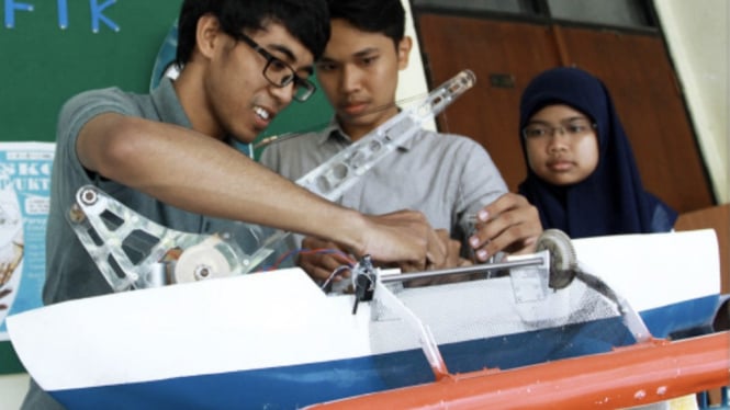 Idham dan tim membuat kapal pembersih sampah. Foto : Satu Indonesia