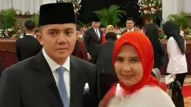 Mayor Teddy didampingi perempuan berkerudung merah saat dilantik jadi Seskab