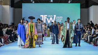 Remaja Nusantara Tunjukkan Eksplorasi Gaya Berkain di Jakarta Fashion Week 2025