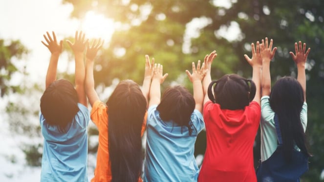 Imagen de niños felices jugando 