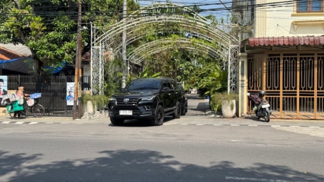 Mobil yang ditumpangi Jokowi keluar dari kediamannya di Solo, Jawa Tengah.