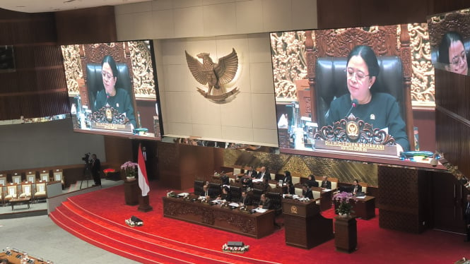 Ketua DPR RI Puan Maharani memimpin rapat paripurna penetapan AKD di Kompleks Parlemen, Senayan Jakarta Pusat, Selasa, 22 Oktober 2024