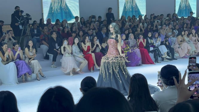 Luna Maya di panggung JFW 2025