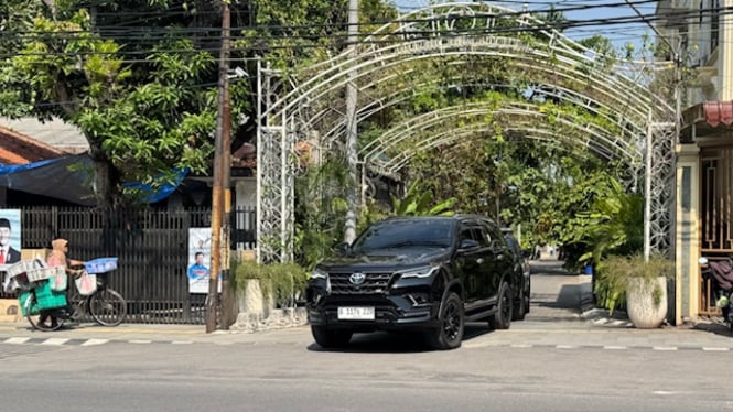 Jokowi dan Iriana naik mobil Fortuner tinggalkan kediaman untuk berburu kuliner sate buntel hingga tongseng.