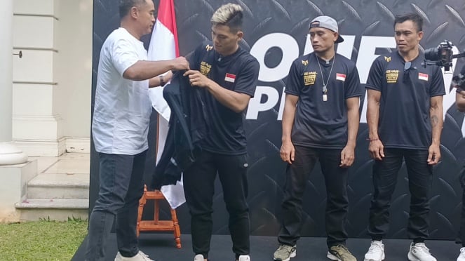 Ketum KOBI Ardi Bakrie Memakaikan Jaket Warrior ke 7 Fighter Indonesia