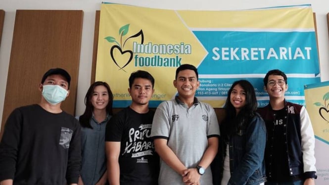 Idho Meilano dan relawan Indonesia Food Bank