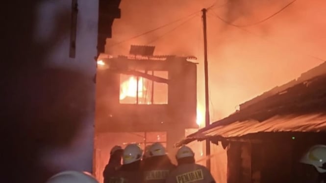 Sebuah kebakaran besar terjadi di kawasan Cilandak, Jakarta Selatan, pada Selasa malam, 22 Oktober 2024. 