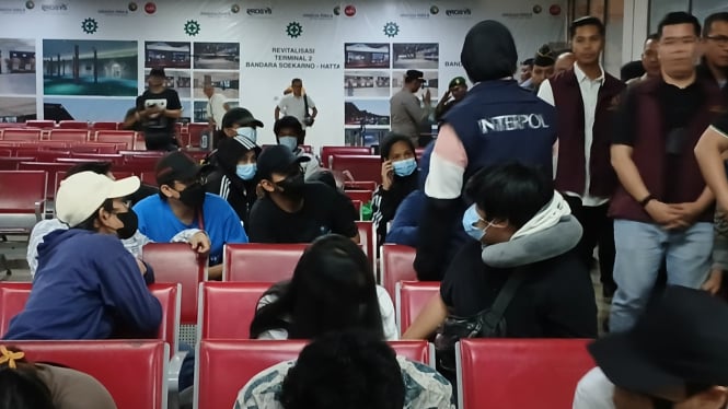 Wni yang terlibat perusahaan judi online tiba di bandara soetta