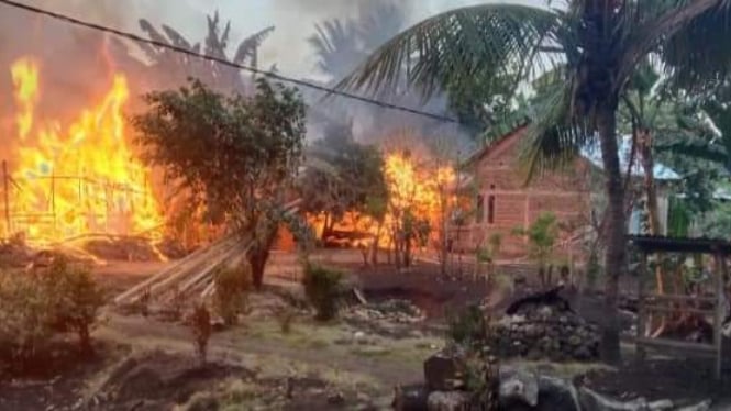 Puluhan rumah dibakar warga di Bugalima Adonara Barat, Flores Timur, NTT.