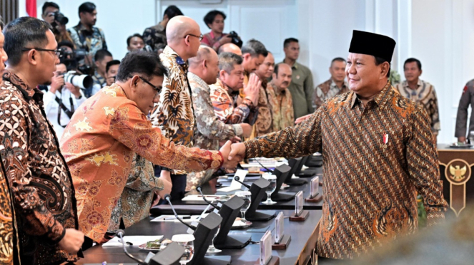 Presiden Prabowo Pimpin Rapat Kabinet Merah Putih Perdana di Istana