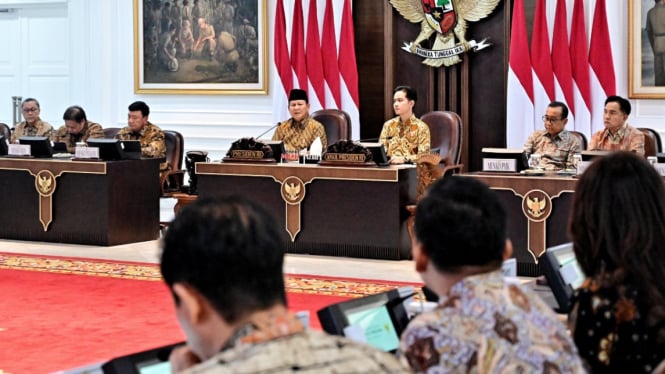 Presiden Prabowo Pimpin Rapat Kabinet Merah Putih Perdana di Istana