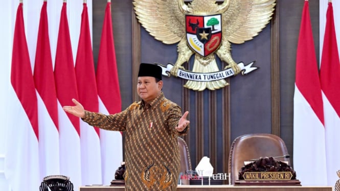 Presiden Prabowo Pimpin Rapat Kabinet Merah Putih Perdana di Istana