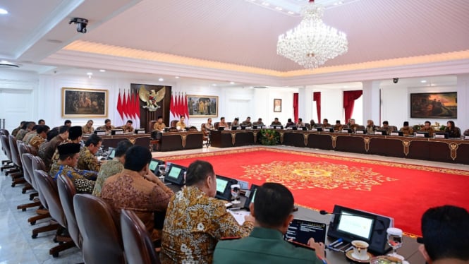 Presiden Prabowo Pimpin Rapat Kabinet Merah Putih Perdana di Istana