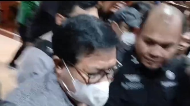 Hakim Erintuah Damanik saat ditangkap tim Kejagung setiba di kantor Kejati Jatim di Surabaya.