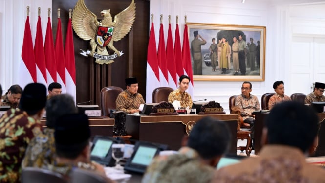 Presiden Prabowo Pimpin Rapat Kabinet Merah Putih Perdana di Istana