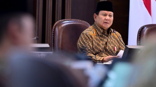 Presiden Prabowo Pimpin Rapat Kabinet Merah Putih Perdana di Istana