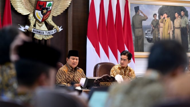 Presiden Prabovo memimpin rapat pertama kabinet Merah Putih di istana