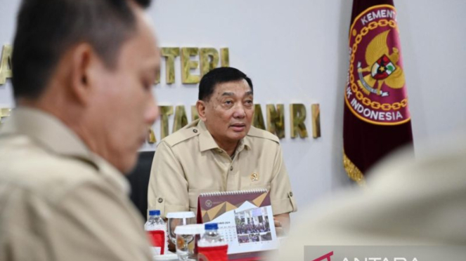 Menteri pertahanan letjen tni (purn.) Sjafrie sjamsoeddin memimpin rapat Perdana Bersama jajaran Direktur Jenderal Kementerian pertahanan ri di Kantor Kemenhan Ri, Jakarta, Rabu, 23 oktober 2024.