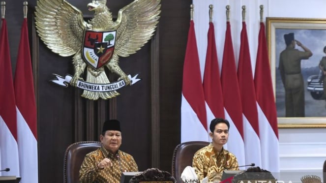 O presidente Prabowo Subianto (à esquerda) e o vice-presidente Gibran Rakabuming Raka dão instruções durante uma reunião plenária do governo no Gabinete do Presidente, Jacarta, quarta-feira, 23 de outubro de 2024.