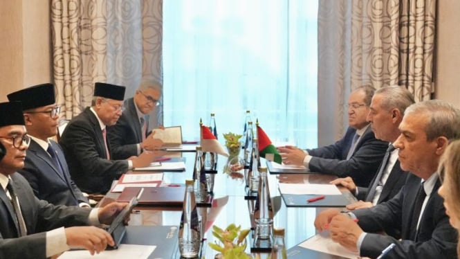 Menteri Luar Negeri Sugiono melakukan pertemuan dengan Sekretaris Jenderal Komite Eksekutif Organisasi Pembebasan Palestina (PLO) Hussein Al-Sheikh di sela-sela KTT BRICS Plus 2024 di Kazan, Rusia, Rabu, 23 Oktober 2024.