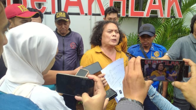 Kuasa hukum petugas Damkar Depok Deolipa Yumara di Kejaksaan Negeri Depok