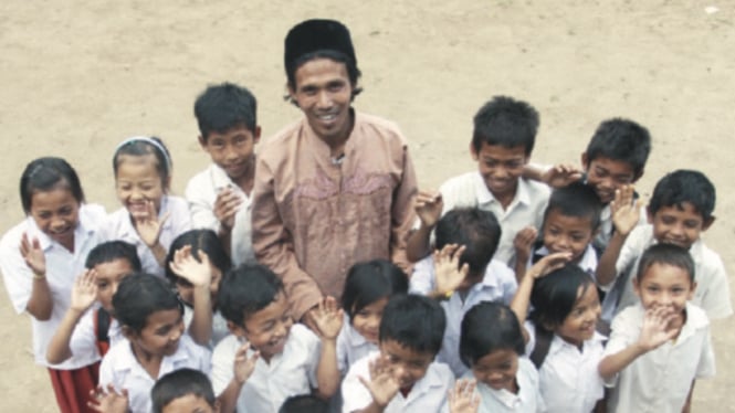 Meskipun memiliki peran yang signifikan dalam dunia pendidikan dan agama, penampilannya tetap sederhana dan bersahaja.  Foto : Satu Indonesia