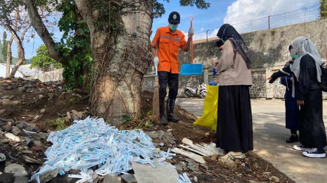 Tumpukan sampah medis di pinggir jalan Kota Malang, Jawa Timur