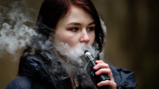 Anak Muda yang Sedang Vaping