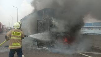 Detik-detik Bus Angkut Rombongan Anak TK Ludes Terbakar di Tol Wiyoto Wiyono