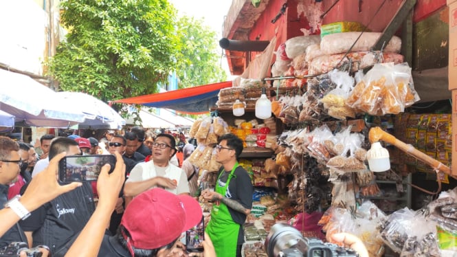 Cagub Jakarta nomor urut 01, Ridwan Kamil saat blusukan ke pasar tradisional di Kebayoran Lama, Jakarta Selatan, Kamis, 24 Oktober 2024