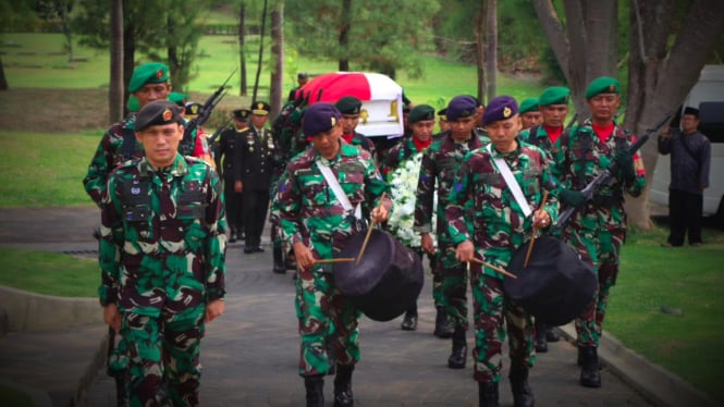 VIVA Militer: Prosesi pemakaman militer Brigjen TNI Hery Ismailliya