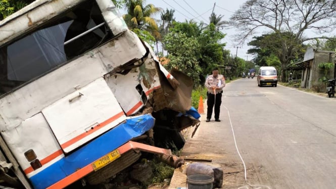 Satlantas Polresta Tangerang lakukan olah TKP kecelakaan lalu lintas truk di Kemiri, Tangerang